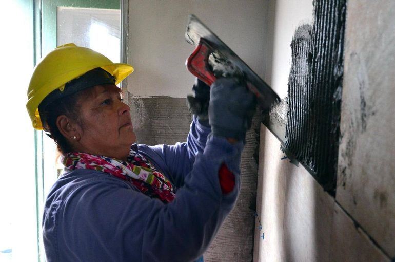 Las trabajadoras no solo se desempeñan en puestos administrativos, también ejercen sus labores con casco, oficio, presencia en campamento y tareas concretas.