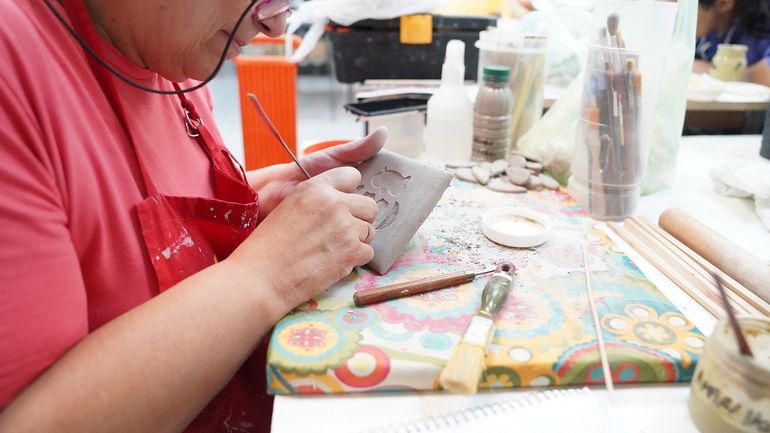 Cerámica es un taller que tiene una gran respuesta del público. 