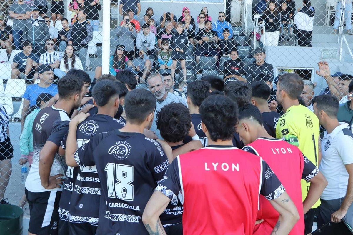 Bruno Gorer estaba expulsado y dirigió al equipo desde la platea. Fotos: Anahí Cárdena&nbsp;