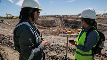 La contratación de mujeres en el proyecto VMOS no se limita a trabajos de administración, sino que se desempeñan en el corazón operativo de la obra.