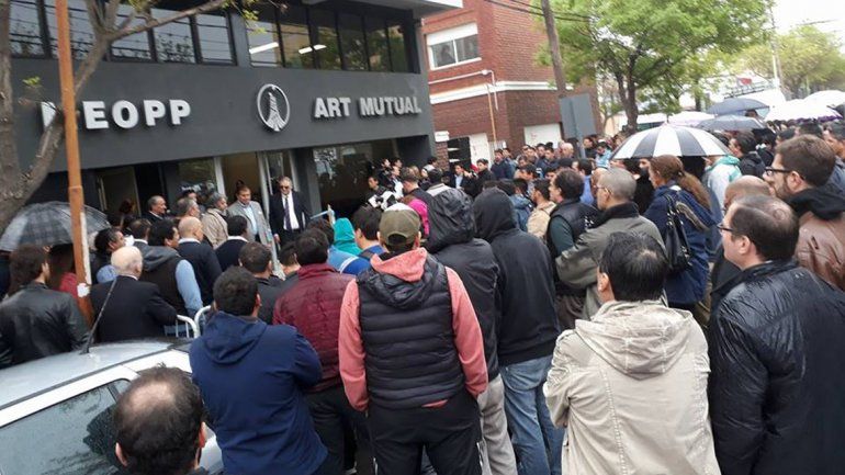 El acto de inauguración reunió a una multitud frente a la sede de la ART.