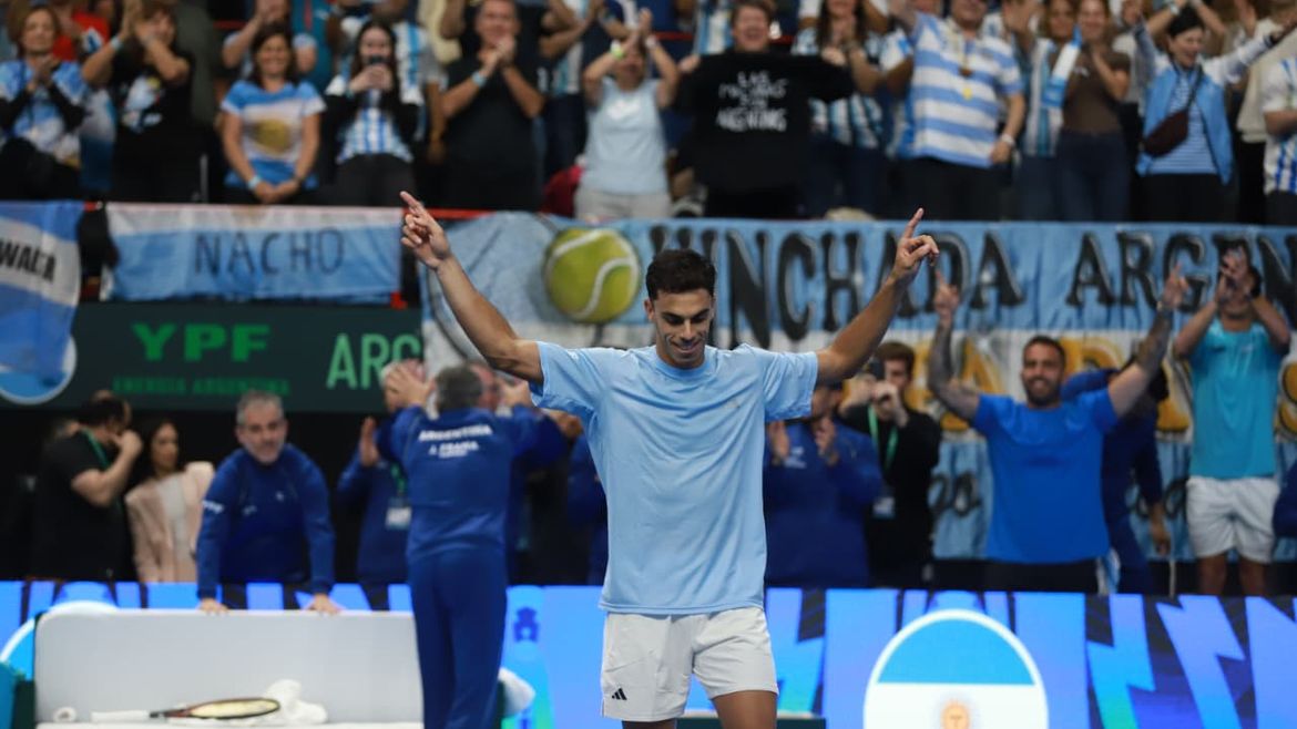 Fran Cerúndolo le dio la victoria a Argentina en la Copa Davis. Foto: Claudio Espinoza.