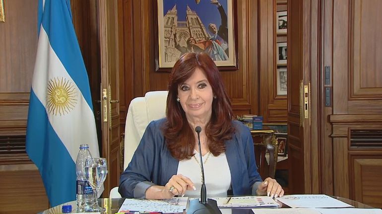 CFK tiene COVID y se posterga su reaparición pública tras la condena