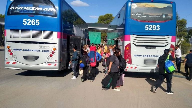 Cientos de personas viajan en esa empresa cómo lo hizo el pasajero que subió en Cipolletti. Cientos de personas viajan en esa empresa cómo lo hizo el pasajero que subió en Cipolletti.