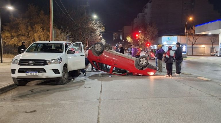 El Gol chocó contra un Citroën Xsara y luego volcó. Una camioneta Totoya también se vio involucrada