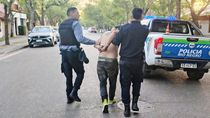 Los ladrones fueron atrapados por la policía en una casa vecina a la que habían entrado a robar. Se habían llevado una notebook y un proyector, entre otras cosas.&nbsp;