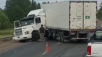 Un camión quedó atravesado en la variante del tercer puente