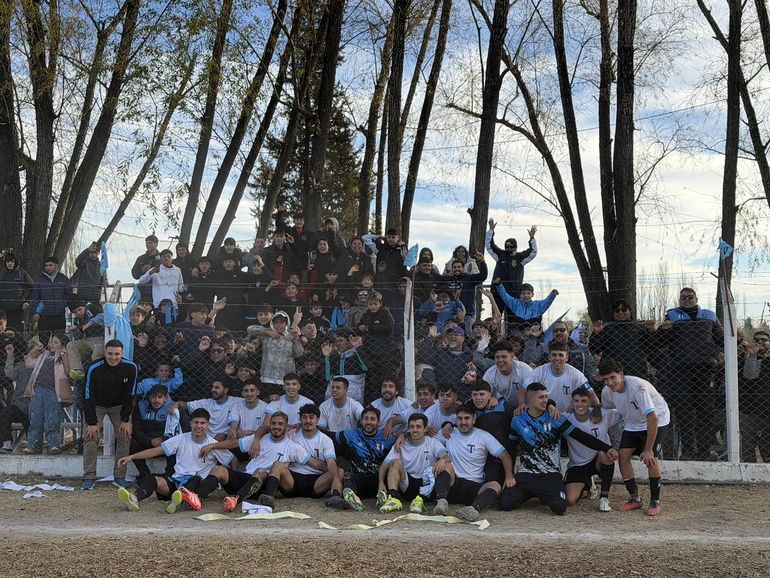 San Isidro goleó en casa y se desató una fiesta en Cipolletti. Fotos: Giuliana Ruiz Díaz
