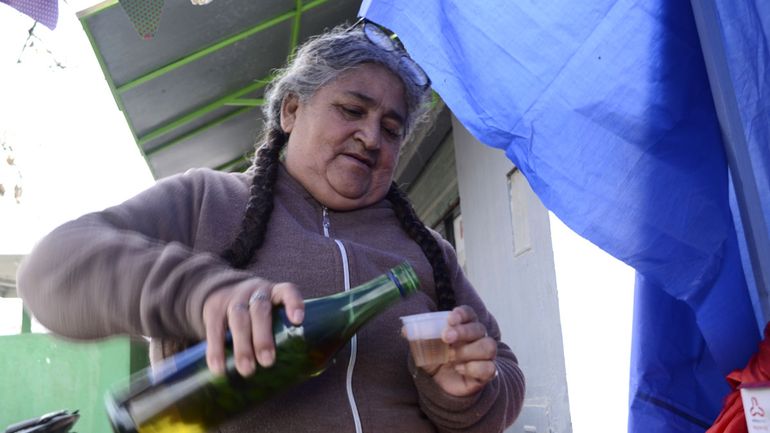 La preparación comienza en la Noche de San Juan, macerando la ruda en cada botella de caña hasta el Día de la Pachamama.