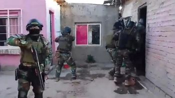 Allanaron tres casas por drogas en el Alto Valle y descubrieron un caso de explotación sexual. Allanaron tres casas por drogas en el Alto Valle y descubrieron un caso de explotación sexual.