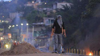 crisis en honduras: decretan el toque de queda tras una ola de violencia por presunto fraude electoral