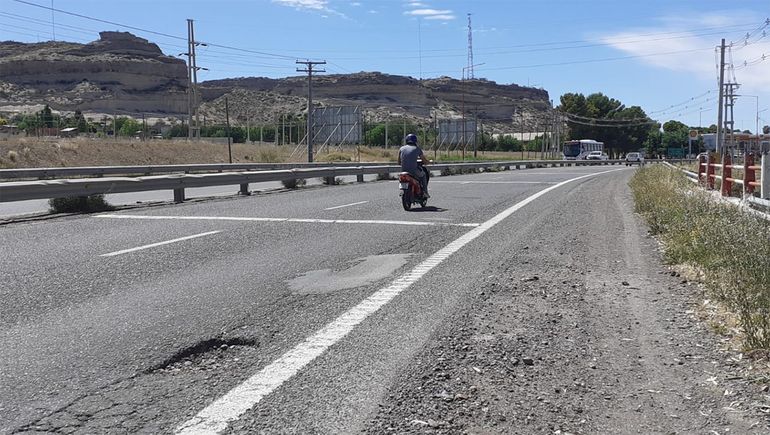 Ruta 22: por un bache, un motociclista sufrió un brutal accidente