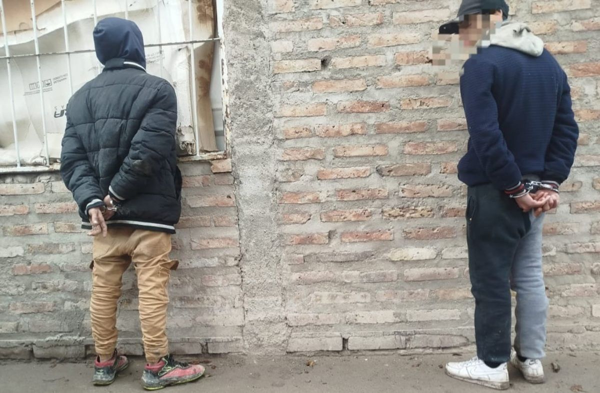 Los hombres fueron detenidos por efectivos de la Subcomisaría 69°. Foto: Gentileza.