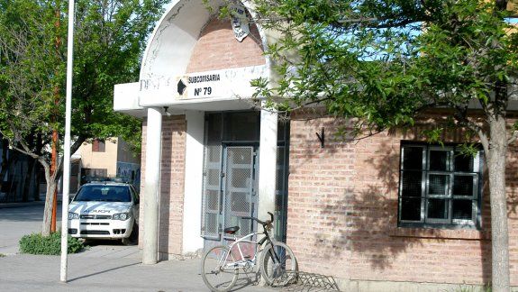 Efectivos de la Subcomisaría 79 fueron brutalmente agredidos por vecinos que intentaron impedir una detención.