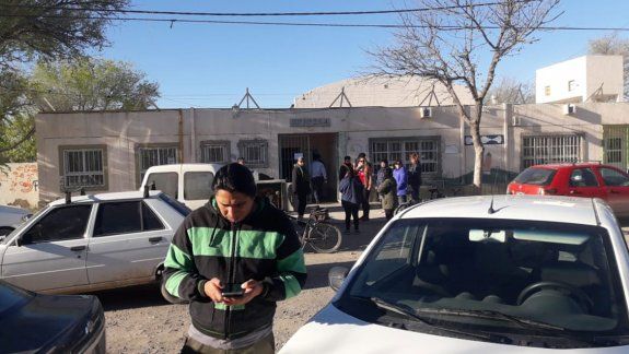 El edificio fue evacuado durante la inspección. Luego, algunos padres decidieron retirar a sus hijos de la escuela.