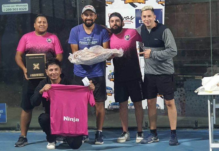 El Ninja junto a su primo y todo el equipo.