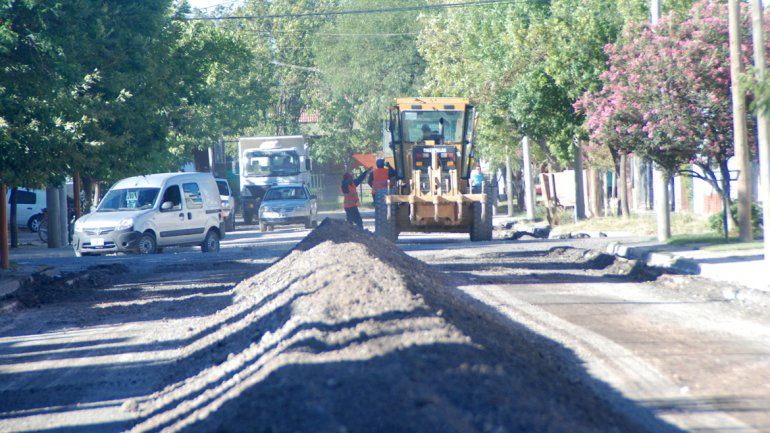El plan de pavimentación ya inició en Cipolletti por etapas, hasta alcanzar las 214 proyectadas.