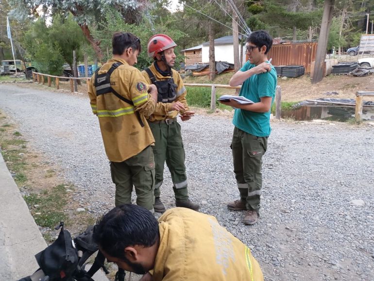 Brigadistas hicieron recambio de personal y equipos para continuar extinguiendo el fuego.