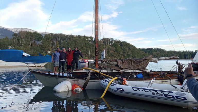 Buzos de San Antonio lograron reflotar el velero hundido en el Nahuel Huapi
