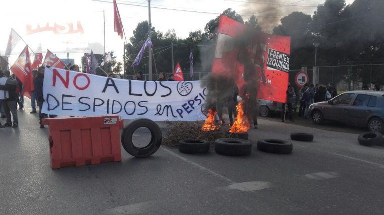Cortan los puentes Neuquén-Cipolletti en repudio a la represión a trabajadores de PepsiCo copy