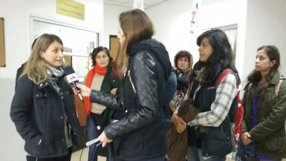 La víctima, junto a la Comisión de Mujeres, estuvo en los tribunales.