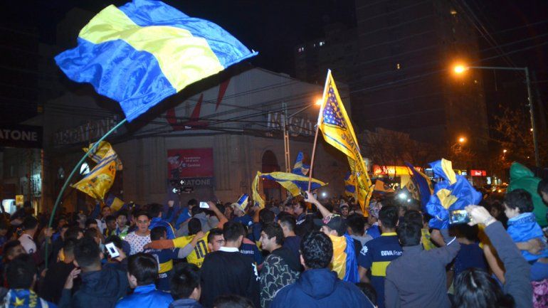 Los hinchas de Boca coparon la calle a puro festejo