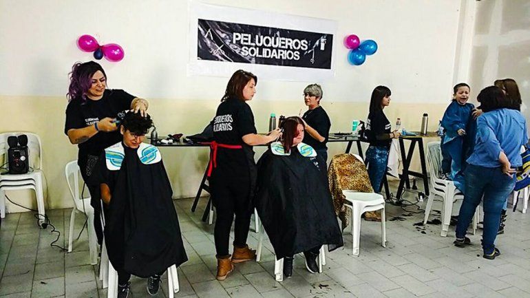En la primera jornada de la iniciativa se acercaron alrededor de 40 vecinos a cortarse el pelo y a donar alimentos.