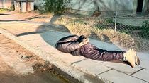 El hombre fue detenido a metros de la vivienda a la que quería entrar por la fuerza. El hombre fue detenido a metros de la vivienda a la que quería entrar por la fuerza.