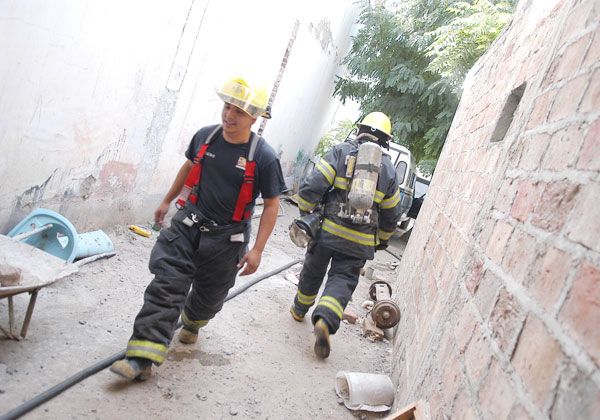 Olvidó vela encendida y provocó incendio