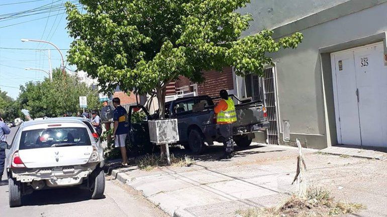 Manejaba borracho con su hija de 5 años a bordo, perdió el control y chocó contra un taxi