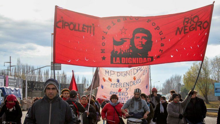 Cientos de manifestantes se movilizaron ayer a los puentes carreteros.