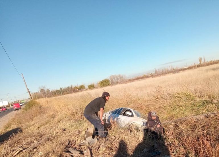 La mujer evitó un choque frontal pero terminó en la acequia. La mujer evitó un choque frontal pero terminó en la acequia. 