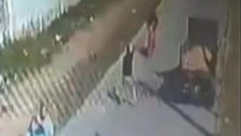 Video: atropelló a un ladrón que lo apuntó con un arma para robarle