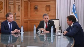 Santilli y Adorni recibieron a Weretilneck en la Casa Rosada. Santilli y Adorni recibieron a Weretilneck en la Casa Rosada.