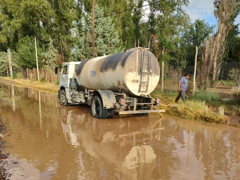 La Muni arregla calles y asiste a vecinos afectados por la lluvia