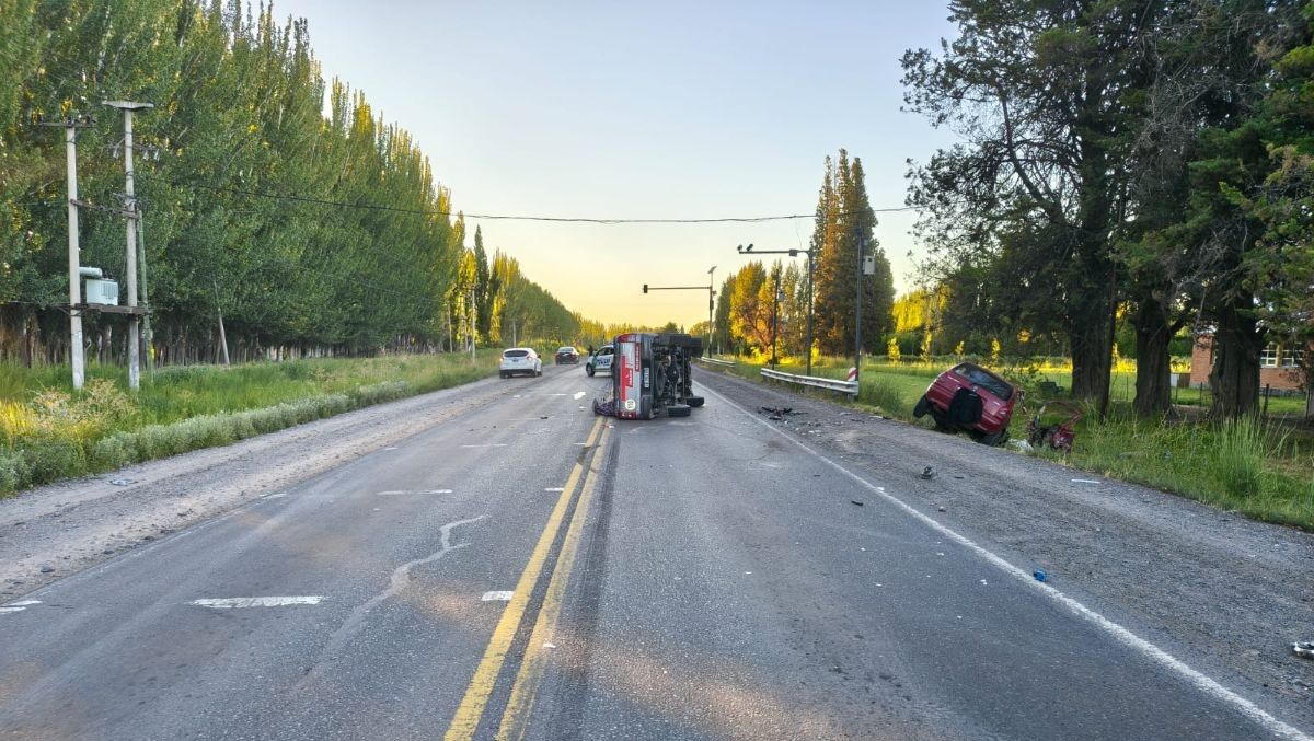 Tras el choque frontal la camioneta quedó volcada sobre la Ruta 151. El auto Corsa se desplazó hacia la banquina. Dos ocupantes murieron.&nbsp;