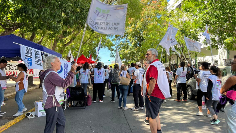 El gremio docente rechaz&oacute; la &uacute;ltima propuesta de incremento salarial en la mesa paritaria.&nbsp;