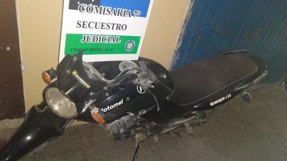 Paseaba en una moto robada e intentó escaparse de la Policía