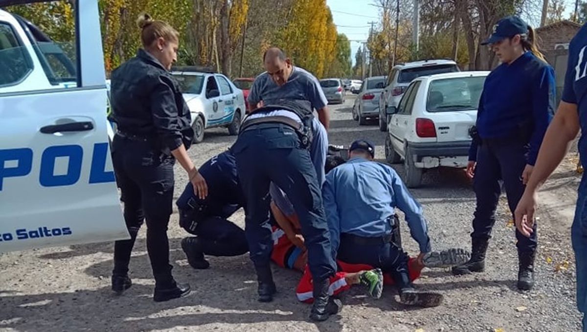 Fuera de control: un hombre apedreó vehículos y amenazó a vecinos