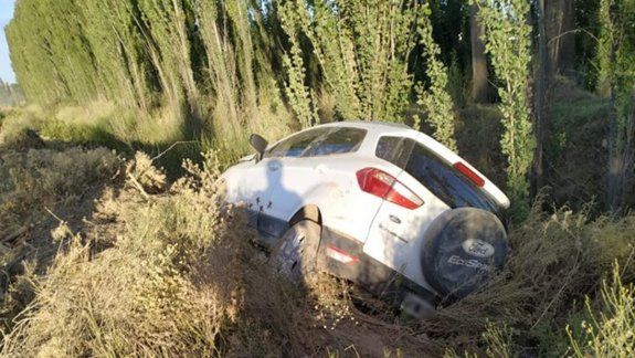 Manejaba la camioneta de su tío y terminó adentro de un canal