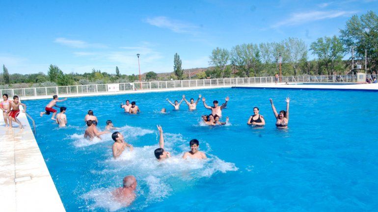 Al agua. Los chicos fueron los que más aprovecharon el primer día de pileta en el predio de la Municipalidad.