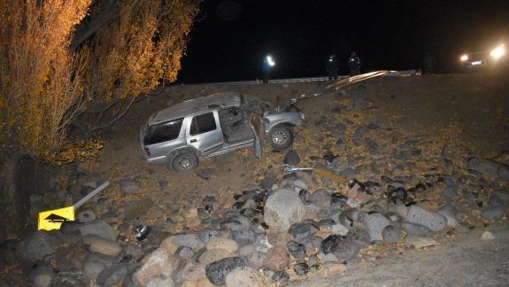Accidente fatal: perdió el control de su camioneta y volcó sobre la barda