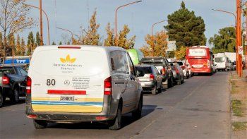 cientos de cipolenos hicieron fila para cruzar a neuquen
