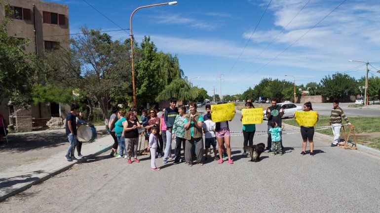 Un grupo de vecinos del barrio La Paz cortó el tránsito en Avenida La Plata.