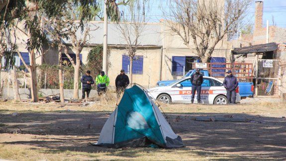 Diez familias iniciaron una toma el domingo por la noche en Fernández Oro.