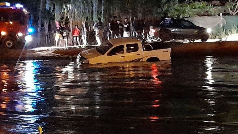 El primer hecho se registró cuando una conductora perdió el control de su camioneta y cayó al canal de riego. El primer hecho se registró cuando una conductora perdió el control de su camioneta y cayó al canal de riego.