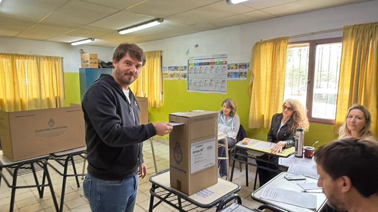 Buteler emitió su voto en la Escuela N°121 del Barrio La Falda | LMCipolletti.com Buteler emitió su voto en la Escuela N°121 del Barrio La Falda