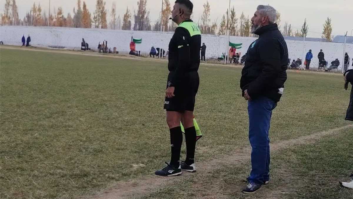 Walter, entre el línea y su ayudante. Vive los partidos con intensidad. Foto Gentileza Pasión por Oro.