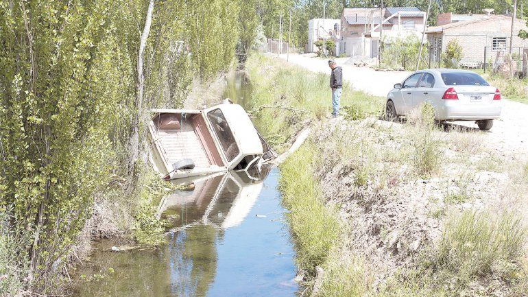 La camioneta Ford terminó en medio del cauce del desagüe.