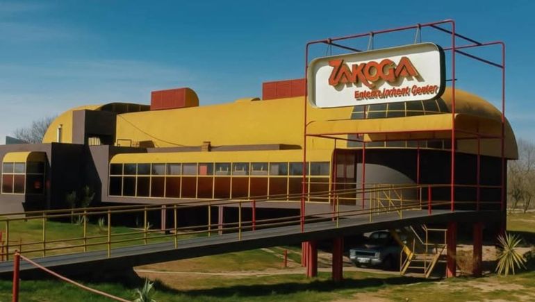 El frente del histórico boliche Zakoga, recreado por la IA.